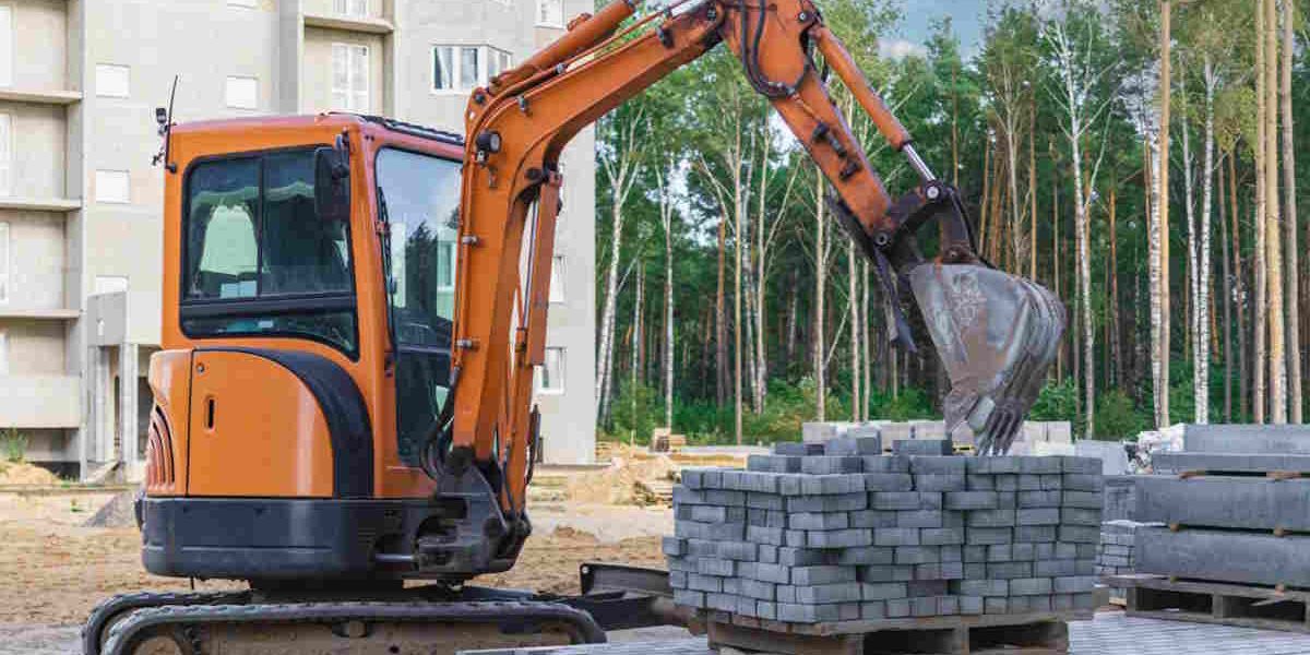 mini-pelle-sur-chantier-travaux-publics